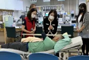 影/大甲媽東港遶境「69人上吐下瀉」　疑吃到生魚片「腸炎弧菌」釀禍