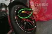 影/是習俗還是勒索？保時捷婚車被上40把鎖　稱「給一條菸開兩把鎖」