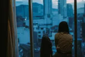 影/人倫悲劇！25歲狠母與丈夫口角　竟將6月大女嬰「15樓往下丟」致死