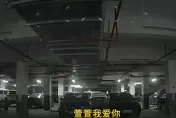 影/「萱萱我愛你」！情侶潛入轎車偷錢　得手後激動告白惹群嘲
