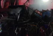 快訊/屏東清晨民宅大火！4人受困2樓　警消馳援搶救
