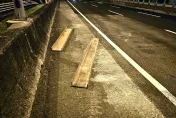 影/爆胎畫面曝光！國1新竹段巨大鋼條佔道　43車壓過「路肩變停車場」