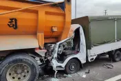 影/國1楠梓段追撞砂石車！貨車頭變形、門炸飛　駕駛包夾車內