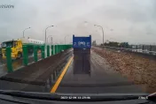 台68快速道路砂石掉落！民眾直擊「跟籃球一樣大」　網友：砂石車烙賽了
