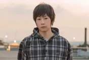 五月天陷假唱風波！阿信疑「忘記拿麥克風」影片被挖出　網力挺曝原因