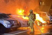 安平民宅旁停車場「老賓士」燒起來！車主到場巧遇災　4車毀