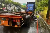 影/中壢死亡車禍！聯結車一起步就撞擊　雙載後座女當場輾斃