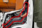 命大！國道追撞砂石車包夾　駕駛座「呈人形」差1公分就沒命