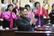 影/金正恩哭了！聽聞母親辛勞頻頻拭淚　呼籲婦女「挽救下跌出生率」
