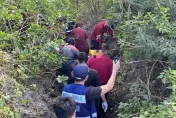 影/短褲辣妹攀車城礁岩墜深溝　救護員長背板接力救出