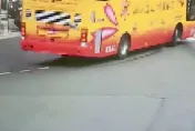 遊覽車油箱蓋沒關好沿途漏油　2騎士雷殘受傷提告求償