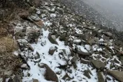 東北季風發威下雪了！雪山圈谷迎今冬初雪　山友超興奮猛拍照
