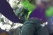 影/岡山93歲翁消失「數千坪家中」！兒急找1小時　警搜索人躺在砂石堆