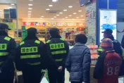 影/整治市容用「瞪」的！滬城管人員站一排「堵門」執法　店家懟：半個月了