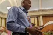 英國議員慘遇庸醫！「眼睛痛」變青光眼　左眼幾近失明定期治療中