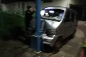 八里廂型車自撞電桿　車頭凹陷駕駛「沒呼吸心跳」不治