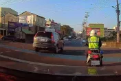 影/紅燈越線默默滑到路口　三寶遭取締網笑翻「測試警察忍耐度」