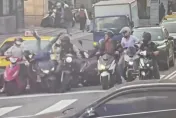 影/街頭全倒片！北市松山失控小黃爆胎追撞機車群　1女四腳朝天飛起重摔