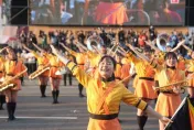 影/「橘色惡魔」襲捲高雄！上千人擠爆時代大道搶看　超震撼