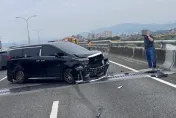 台74線水泥車「鬼切」釀4車追撞　300萬阿法「保險桿噴飛」慘狀曝