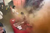 迎娶不開門！伴郎2顆「煙霧彈」燻出新娘　幫新郎省下紅包錢