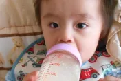 寶寶沒長牙還需要刷牙？牙醫曝：沒清潔口腔　恐釀「奶瓶性齲齒」