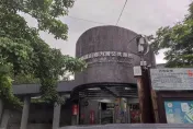 內灣老街公廁驚見狼蹤！清潔阿伯「手伸進女廁隔板」偷窺正妹如廁