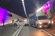 影/悲劇慘況曝！小貨車拋錨雪山隧道「司機急揮手」　轎車仍撞上釀1死