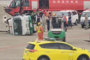 影/桃機停機坪驚險車禍！航勤車撞翻長榮電源車　機油灑滿地