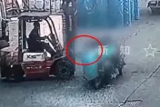 影/行動凶器！男子遭堆高機「恐怖牙叉」斷脖　驚悚畫面曝光