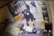 48秒搶走1.2億名錶！4賊「鐵鎚狂砸」錶店展示櫃　一度慌張受困