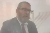 影/不滿議會慶祝猶太光明節！波蘭極右翼議員「拿滅火器鬧場」下場慘了