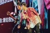 五月天驚傳出狀況！阿信演唱會中途噴藥畫面曝光…粉心疼：好好保養喉嚨