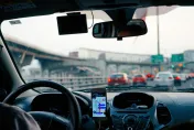 影/有這麼急？搭Uber嫌司機開太慢　女子竟劫車「自己飆車」趕班機被逮