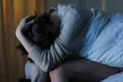 身體很疲累卻怎樣都睡不著？失眠恐引3大問題　心血管風險恐爆增加
