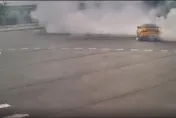 影/淡水改裝車囂張甩尾、燒胎影像曝！遭警傳喚裝傻說：油門卡住