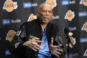 出席音樂會跌倒！　NBA傳奇球星「天勾賈霸」髖部骨折急送醫