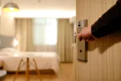 8人入住訂2間4人房竟被日本飯店要求加收6千！達人點出系統「這老問題」導致