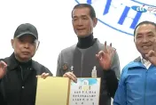 影/英系大將合照侯友宜「手比3號」！秒收手畫面超尷尬