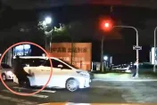 影/台南帝王行人踹「阿法」被處理　網驚：敢踢運兵車！