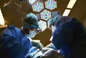影/誇張醫療糾紛！男子左腳接受手術兩光醫生卻開錯腳　害他「幾乎殘廢」