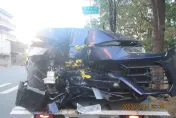 影/台中「千萬藍寶堅尼」狠撞水果攤！瞬變跑跑「柳丁」車　維修要花400萬