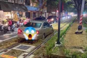 影/高雄輕軌又被硬上！男逆向開進軌道20米　草皮、灑水器全壞了