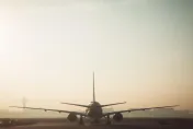 快訊/日本航空緊急迫降！起飛1小時「引擎起火」降落青森機場