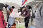 影/大陸甘肅強震災民寒風捱餓　拉麵店老闆赴災區煮麵賑災