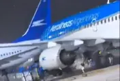 影/波音737vs140公里狂風！機頭「90度移動」撞鄰機　現場慘況曝光