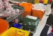 影/6度C還沒來！環南市場「下雪了」水管故障噴白沫　雞肉攤商超想哭