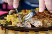 沒肉就不要！老闆「供愛心餐3年」曝亂象　網傻眼：有夠貪