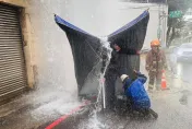 影/拖板車倒車鏟斷消防栓「水噴3樓高」　水淹五股廟網笑：「土地公洗香香」