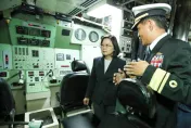 潛艦重大意外！海虎官兵6人落水3人失蹤　蔡英文急赴左營坐鎮指揮海軍搜救